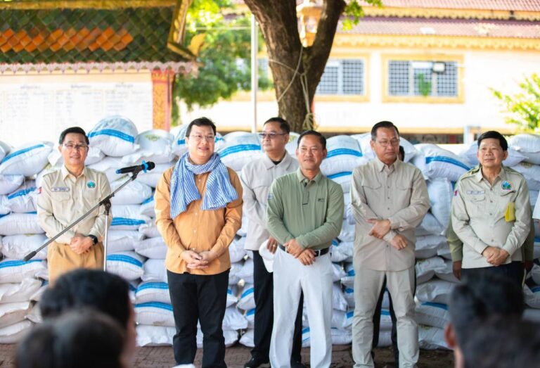 ឯកឧត្តម វ៉ី សំណាង អភិបាល នៃគណៈអភិបាលខេត្ត​ចែកពូជស្រូវចំនួន…….