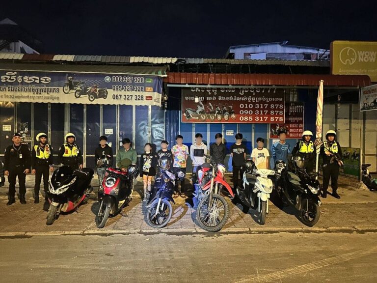 តាមរយៈលេខទូរស័ព្ទបន្ទាន់ ១២៩១ អាវុធហត្ថរាជធានីភ្នំពេញទទួលដំណឹង ករណីក្មេងៗមួយក្រុមបាន​​​ប្រមូលផ្ដុំគ្នាបម្រុងនឹងធ្វើសកម្មភាពបង្ហោះម៉ូតូ និងបង្កជាសម្លេងរំខានដល់ពួកគាត់នៅចំណុចផ្លូវ ១៤១ កែង ២៤២ ភូមិ ១១ សង្កាត់វាលវង់ ខណ្ឌ៧មករា