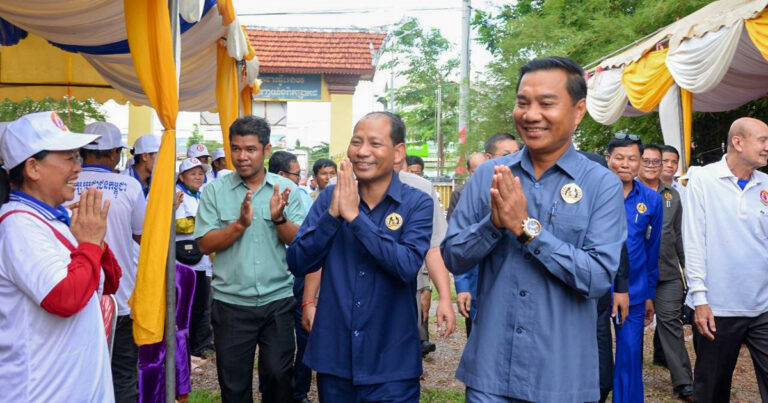ឯកឧត្តម យូ សិរីវុឌ្ឍ និង ឯកឧត្តម ភឺន ផល្លា អញ្ជើញជាអធិបតីក្នុងពិធីប្រកាសសេចក្តីសម្រេច បញ្ចូលសមាជិកគណបក្សប្រជាជនកម្ពុជាស្រុករតនមណ្ឌល ខេត្តបាត់ដំបង ចំនួន ៧៩៨នាក់
